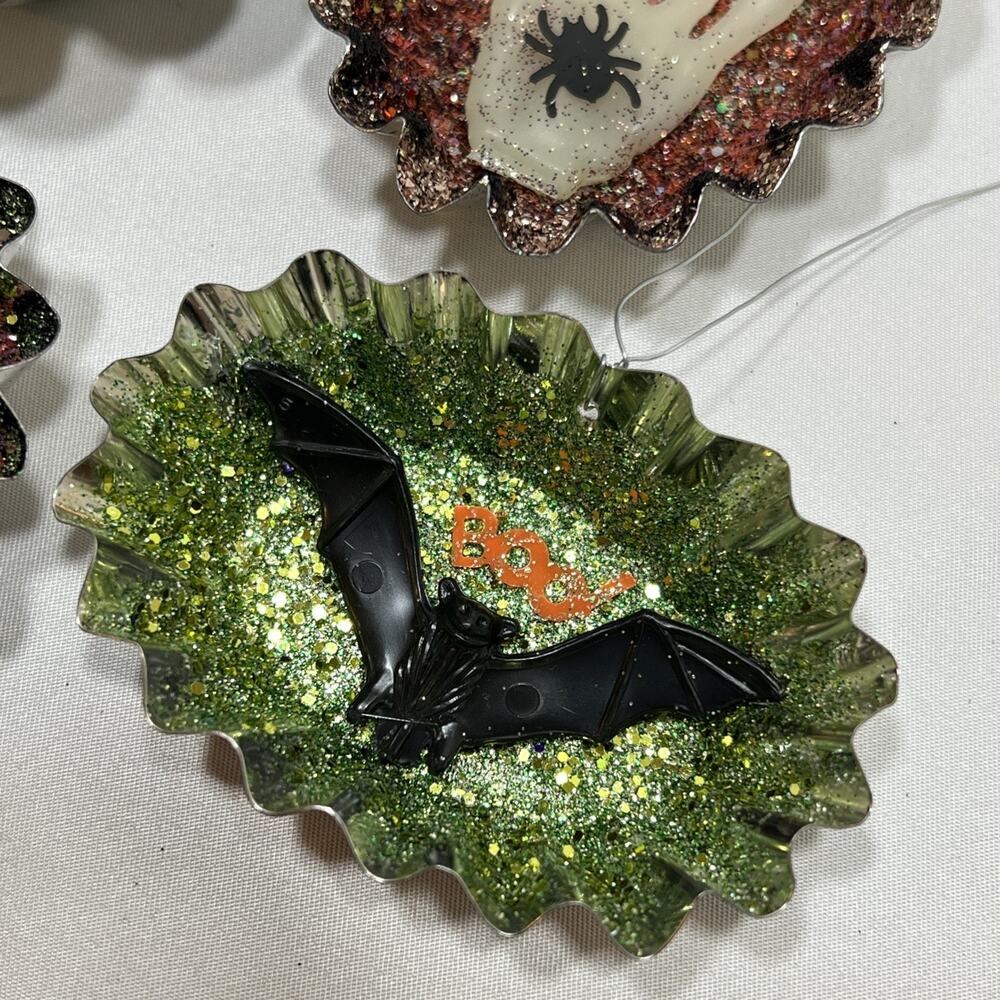 Vintage Tart Tin Dioramas Set of 4 Halloween Ornaments Eye Skull Bat Boo Hand - Picture 5 of 11
